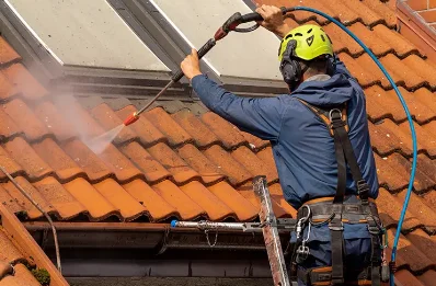 Démoussage et hydrofuge de toiture à Pommerieux